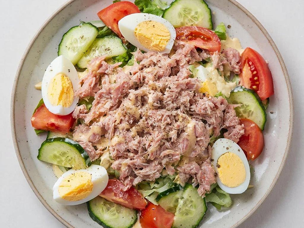 Салат с тунцом и яйцом