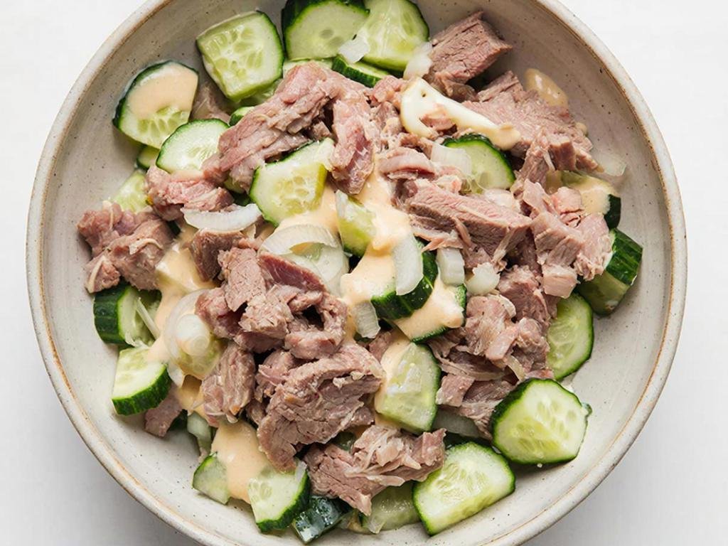 Салат с говядиной и огурцами